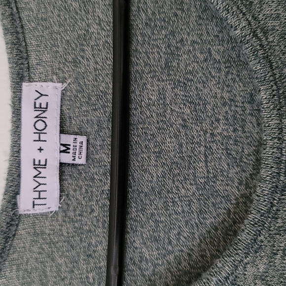 Thyme&honey medium cold shoulder sweater - Picture 3 of 5